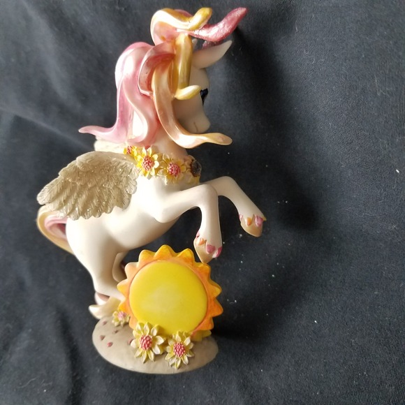 Hamilton Summer fun Rainbow Dreams Unicorn Figurine Monthly collection - Picture 6 of 11